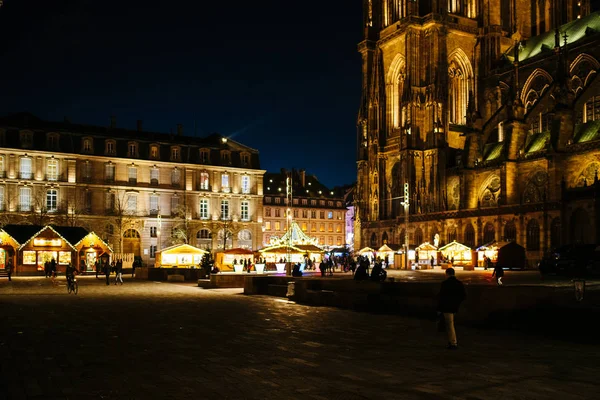 Notre-Dame de Strasbourg katedral och julmarknad på natten — Stockfoto