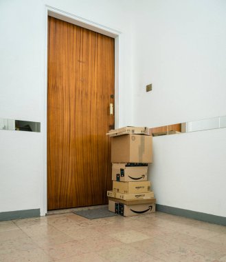 Birden fazla Amazon Prime karton koli daire kapısı yakınındaki