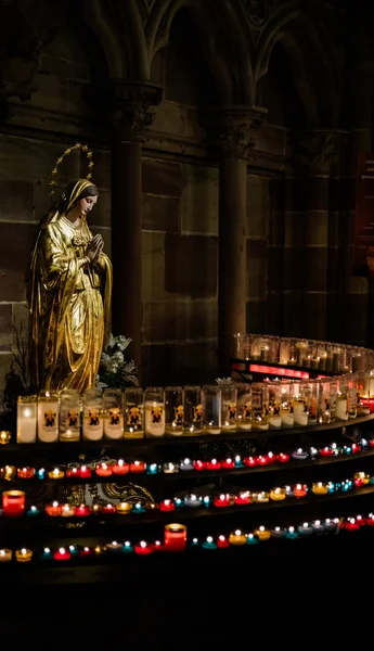 Imádkozott, a bazilika Notre-Dame Strasbourg Mária szobor — Stock Fotó