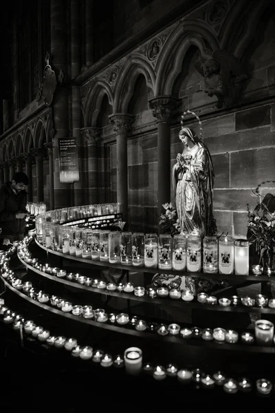 Kaarsen in de buurt van Amry standbeeld in kerk — Stockfoto