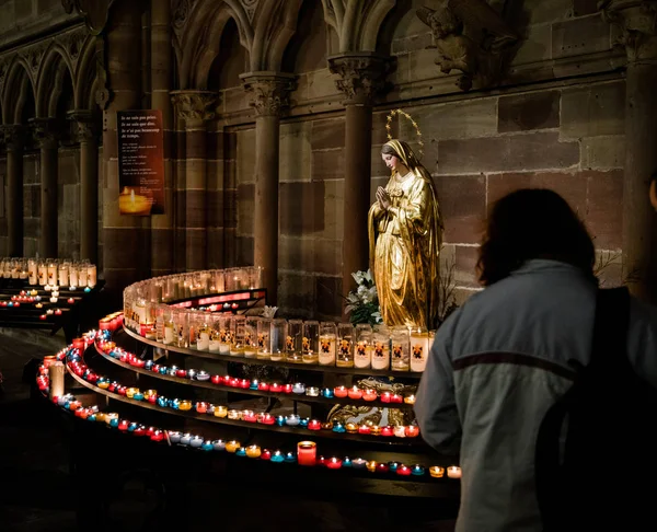 Strasbourg Frankrijk Circa 2018 Vrouw Met Kaarsen Herinneringen Geloof Straatsburg — Stockfoto