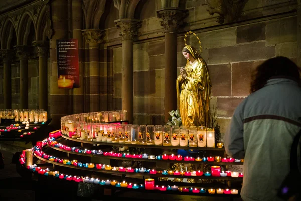 Kvinna med ljus minnen tro i Strasbourg Notre-Dame cathe — Stockfoto