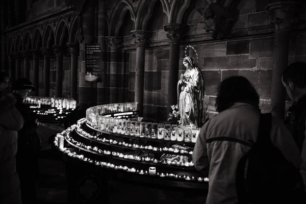 Mujer con velas recuerdos fe en Estrasburgo Notre-Dame cathe — Foto de Stock