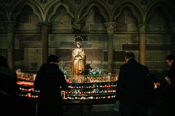 Férfi és nő gyertyát gyújtok a bazilika Notre-Dame-a mary St — Stock Fotó