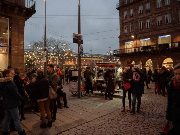 Karácsonyi díszített Közép utca emberek — Stock Fotó
