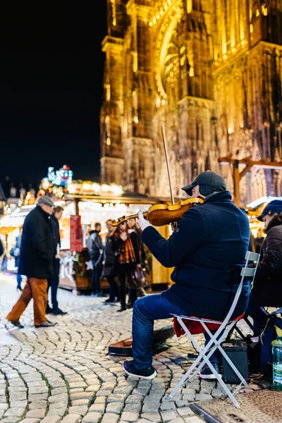 Straat muzikant viool spelen op kerstmarkt — Stockfoto