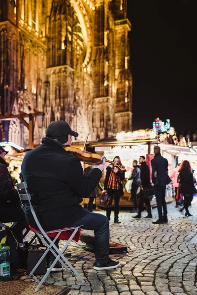 Sokak müzisyeni Noel pazarı keman çalıyor — Stok fotoğraf