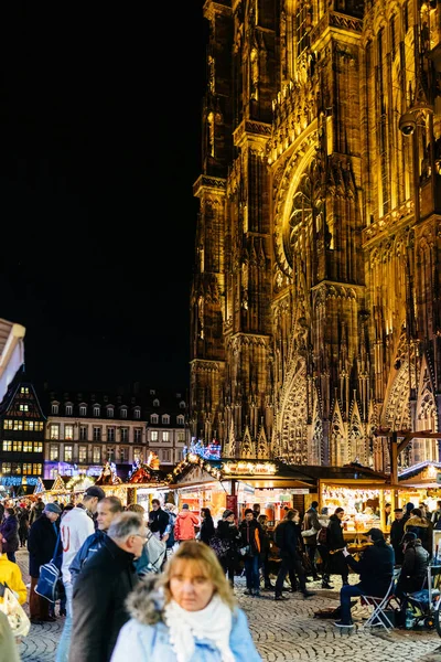 Gente descubriendo el Mercado de Navidad con la Catedral de Notre-Dame —  Fotos de Stock