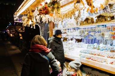 Anne ve kızı Strasbourg Noel'de kar küreleri hayran