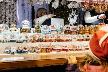 Kar küresi hayran santa claus şapka ile çocuk