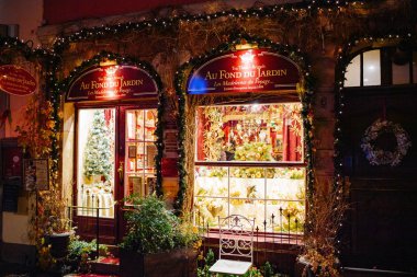 Gece vakti Strazburg 'daki Jardin Kafe' de Noel süslemeleri yapılıyor.