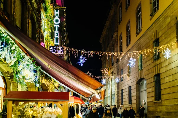 Vánoční dekorace během zimní trh ve Štrasburku — Stock fotografie