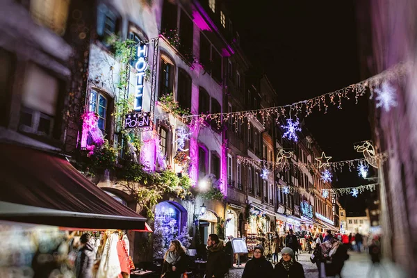 Vánoční dekorace během zimní trh ve Štrasburku — Stock fotografie