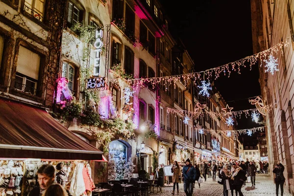 Kerstversiering tijdens de winter markt in Straatsburg — Stockfoto