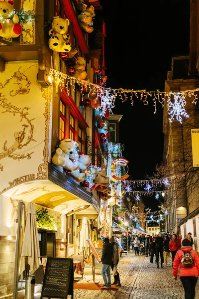 Lidé obdivovali vánoční trh v centru Štrasburku dekor — Stock fotografie