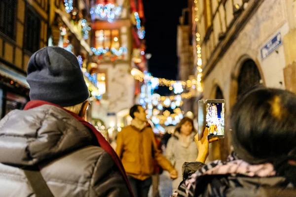 Pessoas tirando fotos do icônico Mercado de Natal de Estrasburgo — Fotografia de Stock