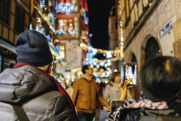 Lidé pořizování fotografii kultovní vánoční trh ve Štrasburku — Stock fotografie