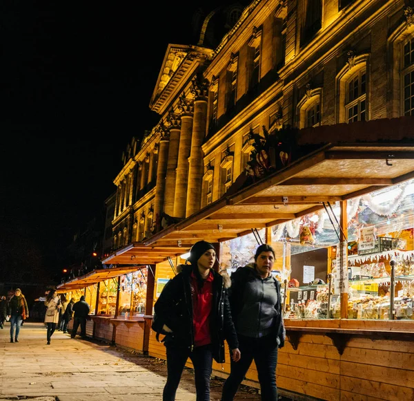 Люди, відкриваючи Страсбурзі Різдвяний ринок з рядами — стокове фото
