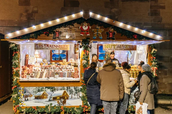 Рождественская ярмарка в Страсбурге, где люди покупают сладости — стоковое фото
