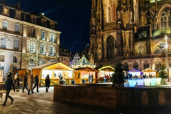 Pedestres descobrindo Mercado de Natal em Estrasburgo França — Fotografia de Stock