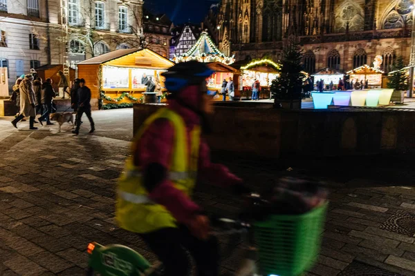 Велосипедист на Різдвяний ринок у Франції — стокове фото