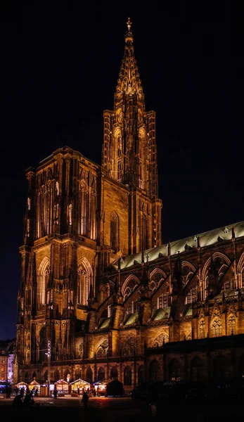 Notre-dame de Strasbourg Kathedrale und Weihnachtsmarkt bei Nacht — Stockfoto