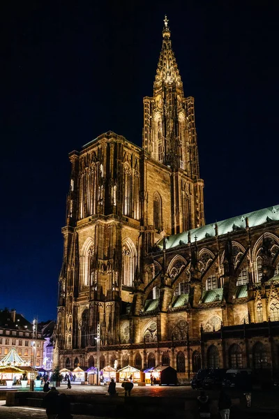 Notre-Dame de Strasbourg katedral och julmarknad på natten — Stockfoto