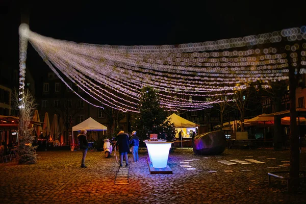 Grote veelkleurige garland in Place du Marche Gayot — Stockfoto