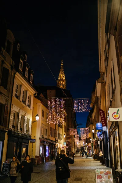 Rue de Juifs w centrum Strasburga, podczas ferii zimowych — Zdjęcie stockowe