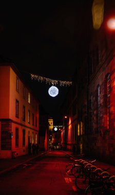 Kış tatilinde kırmızı ışıklı sokak