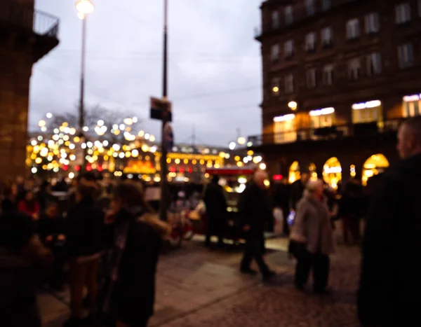 Vista borrosa desenfocada de personas caminando en el mercado de Navidad — Foto de Stock