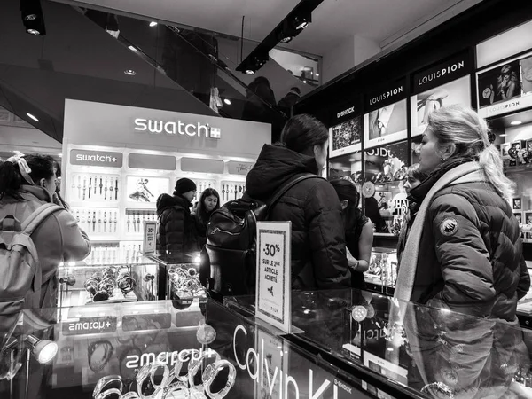 ギフト ギャラリー ・ ラファイエットでの人々 のショッピング — ストック写真