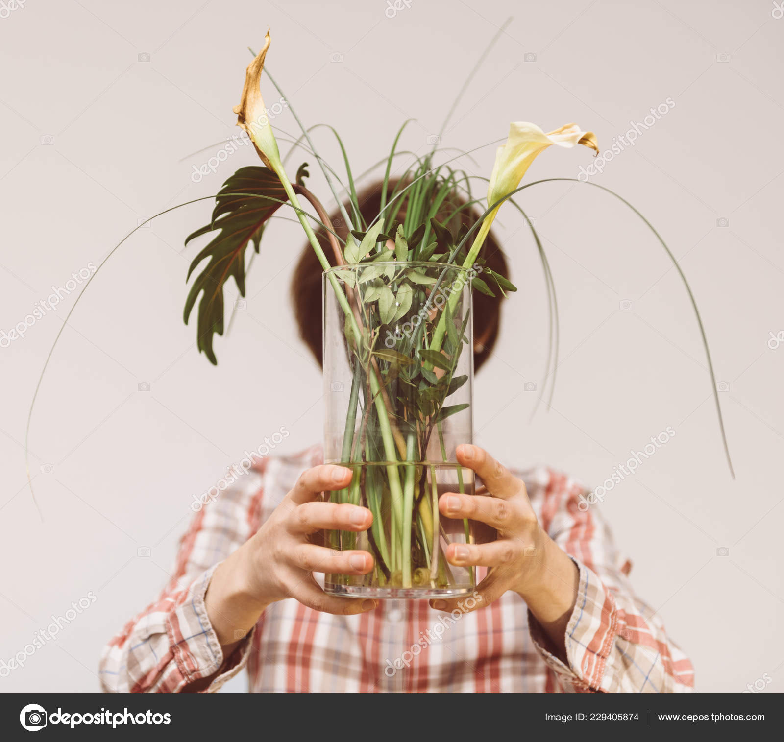 Femme Tenant Devant Son Vase De Fleur Du Visage Avec Les