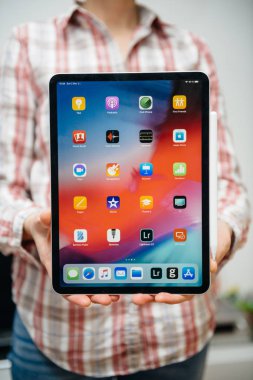 Yeni son Apple bilgisayarlar ipad Apple kalem ile Pro tutan kadın