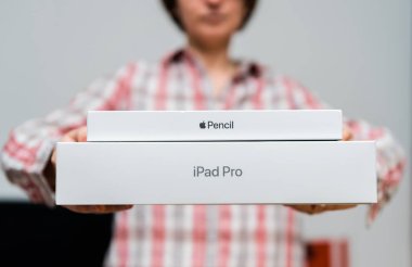 Mutlu kadın gösteren yeni Apple bilgisayarlar ipad Pro ve Apple kalemi