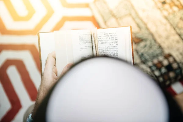 Judeu masculino vestindo kippah leitura machzor orando livro — Fotografia de Stock