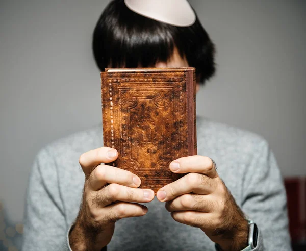 Judeu masculino vestindo kippah leitura machzor orando livro — Fotografia de Stock