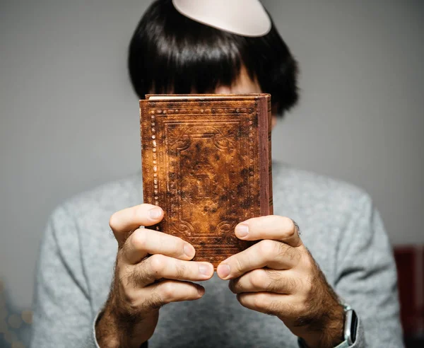 Hombre judío usando Kippah leyendo Machzor libro de oración — Foto de Stock