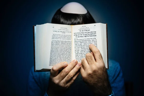 Jewish male wearing Kippah reading Machzor praying book — Stock Photo, Image