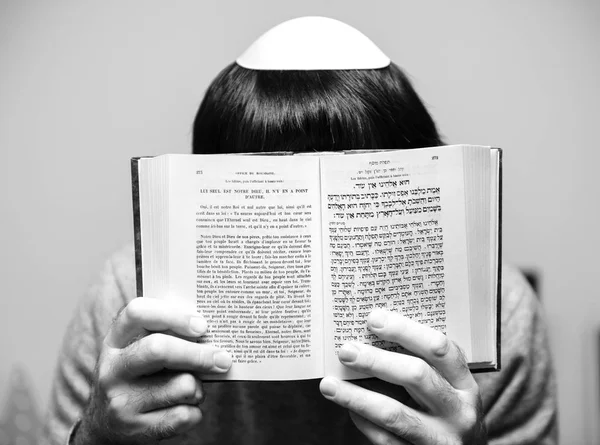 Judeu masculino vestindo kippah leitura machzor orando livro — Fotografia de Stock