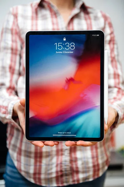 Tartó új legújabb Apple számítógépek ipad Apple tollal Pro női — Stock Fotó