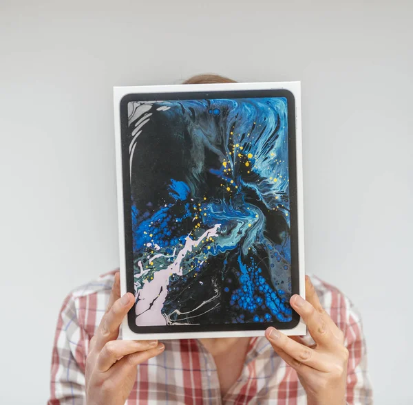 Donna felice che mostra nuovi computer Apple ipad Pro e Apple Penci — Foto Stock