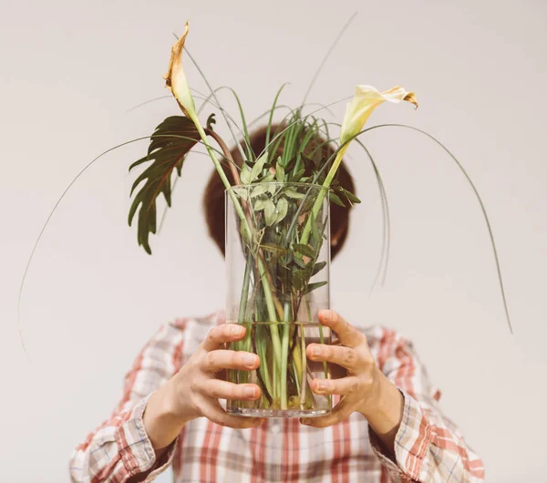 Vrouw met tegenover haar gezicht bloemenvaas met dode planten — Stockfoto