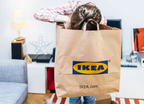 Mujer con gran bolsa de papel IKEA unboxing — Foto de Stock