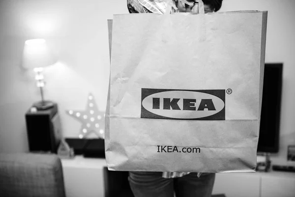 Mujer con gran bolsa de papel IKEA unboxing — Foto de Stock