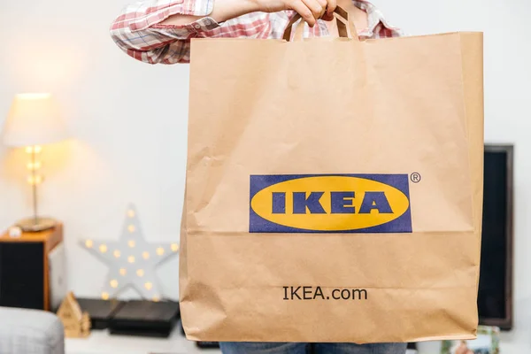 Γυναίκα με μεγάλο Ikea χαρτί τσάντα unboxing — Φωτογραφία Αρχείου