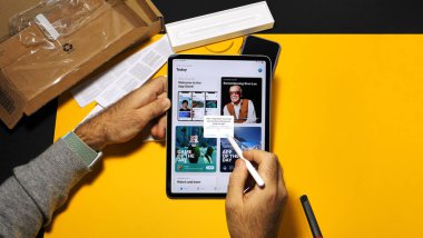 Adam unboxing son ipad Pro ve Apple kalem