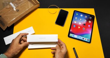 Adam unboxing son ipad Pro ve Apple kalem