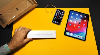 Adam unboxing son ipad Pro ve Apple kalem