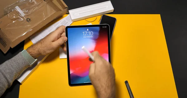 Ο άνθρωπος unboxing τελευταίες ipad Pro και Apple Pencil — Φωτογραφία Αρχείου